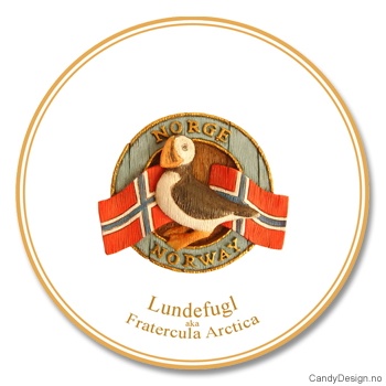 Suvenir tallerken med tre-motiv  Lundefugl på blå bakgrunn med Norske flagg
