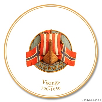 Suvenir tallerken med tre-motiv  Vikingskip på blå bakgrunn med Norske flagg