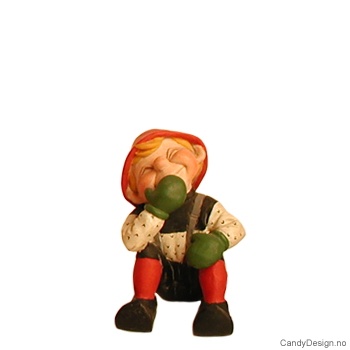 Stor sittende nisse med hånd til munnen