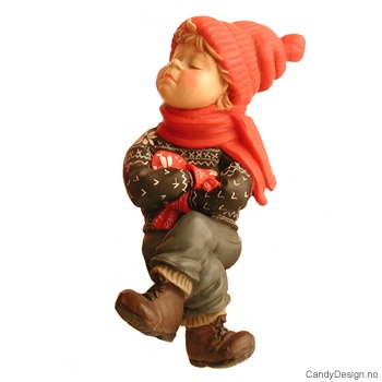 Vinterbarn sittende på kant - Overlegen gutt