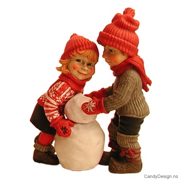 Gutt og pike med snømann