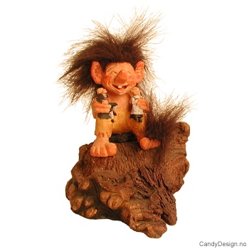 Troll sittende på rot