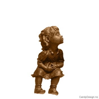 Kantsittende barn i bronse - Kyssende jente