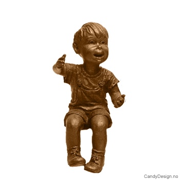 Kantsittende barn i bronse - Gutt skytende