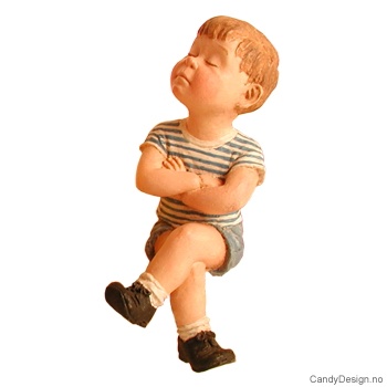 Sommerbarn sittende på kant - Gutt med armene i kors