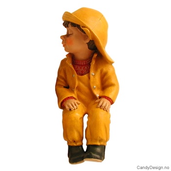 Sittende barn med regntøy - Gutt med hendene i fanget