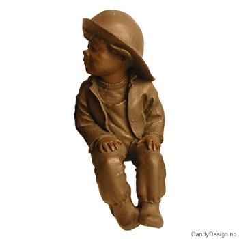 Regntøybarn i bronse  Gutt med hendene i fanget