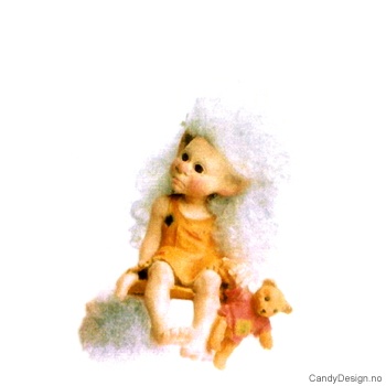 Trollbarn sittende på kant - Trolljente med bamse