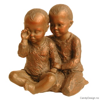 Sittende bronsebarn trøstende