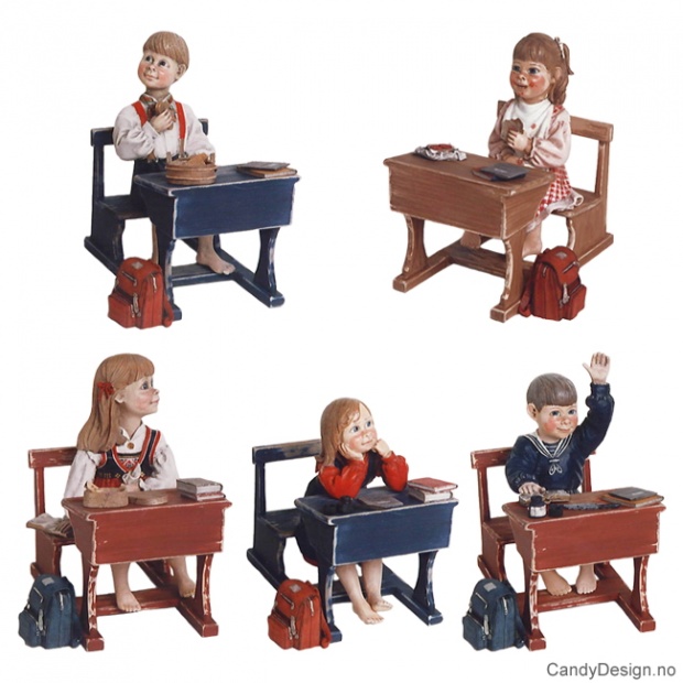 Skolebarn med pult