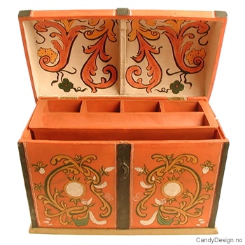 Rosemalt liten kiste med innhold