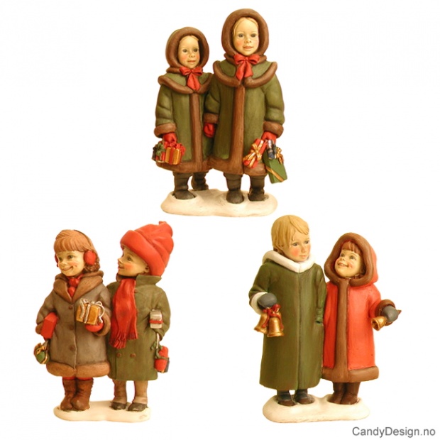 To barn med kåpe assortert