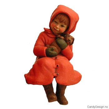 Pike sittende med bamse