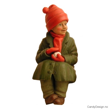 Gutt sittende med snøball