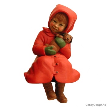 Pike sittende med bamse