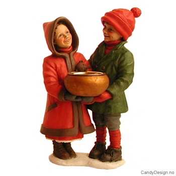 Gutt og pike med bamse og telys