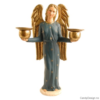 Stor engel med høye vinger og lysholder