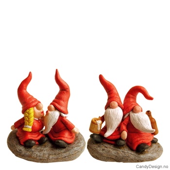 Små røde nisse figurer på stein assortert