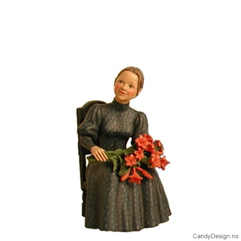 Sittende blomsterdame i blå kjole med stol