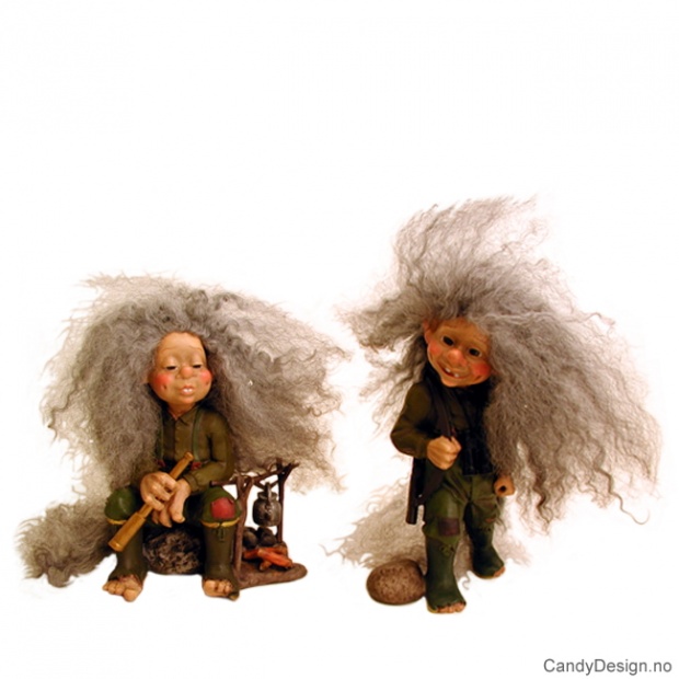 Jegertroll med grønne klær