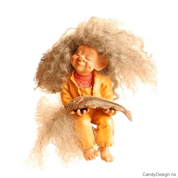 Troll i regntøy sittende på kant - Med stor fisk i hendene