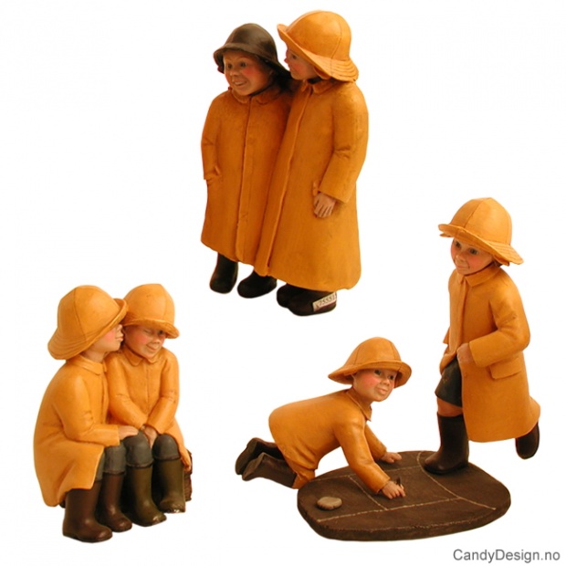 To barn i regntøy assortert