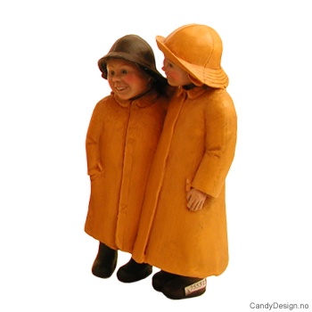 To barn i regntøy - To barn med hånd rundt hverandre