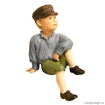 Sittende Carl Larsson Gutt med fot på kanten