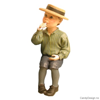 Sittende Carl Larsson Gutt med polkagris