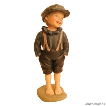 Små stående Carl Larsson figurer - Gutt med stor hatt på hodet