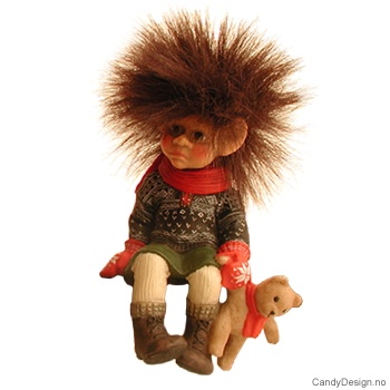 Kantsittende vintertroll - Trollpike med bamse