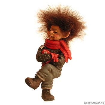 Kantsittende vintertroll - Trollgutt med armene i kors