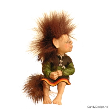 Medium troll figur sittende på kant - Kyssende trollpike