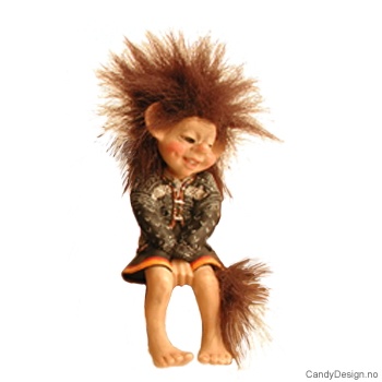 Medium troll figur sittende på kant - Trollpike med hendene i fanget