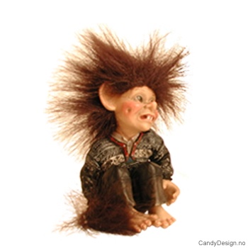 Medium troll liggende og sittende på kant - Trollgutt sittende