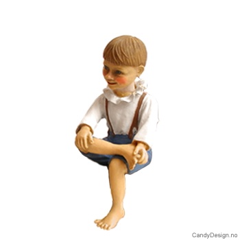 Små Carl Larsson barne figur sittende på kant - Gutt med fot over kne, hvit