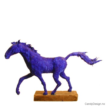 Trotlende hest skulptur