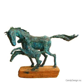 Hest med føll skulptur