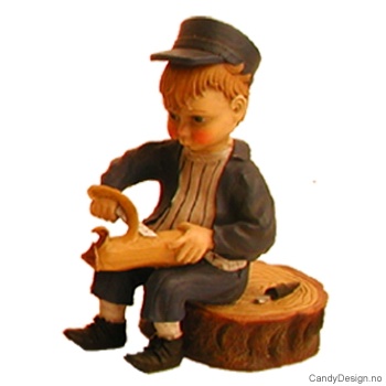 Sommerbarn Pål og Kari - Pål i vedskjul med lue