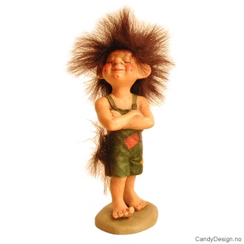 Stående medium troll uten genser - Trollgutt med armene i kors