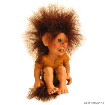 Trollgutt sittende