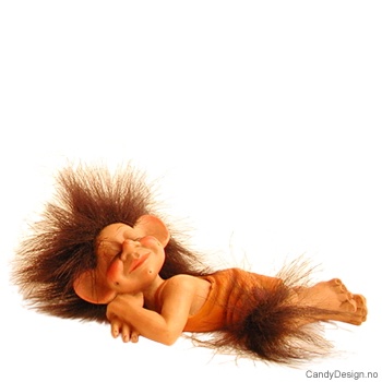 Trollpike liggende på magen