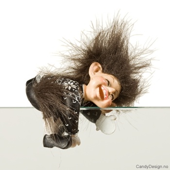 Troll i sorte og hvite klær - Ser mot høyre