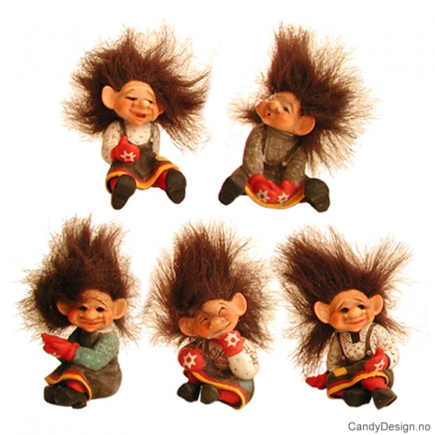 Mini sittende vintertroll piker