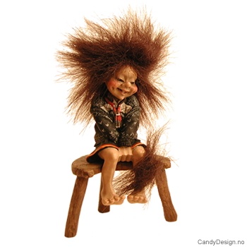 Minitroll på benk - Genert trollpike på fjøskrakk