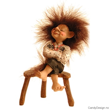 Minitroll på benk - Trollgutt med armene i kors på krakk