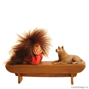 Minitroll på benk med elghund