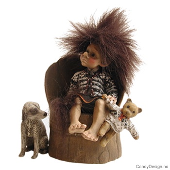 Minitroll på kubbestol med fuglehund