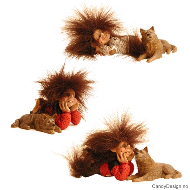 Minitroll liggende med hund