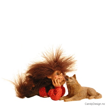 Minitroll liggende med rød genser mot elghund